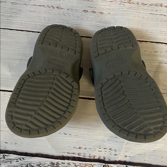 CROCS Kids Gray Shark Slippers - Picture 4 of 7